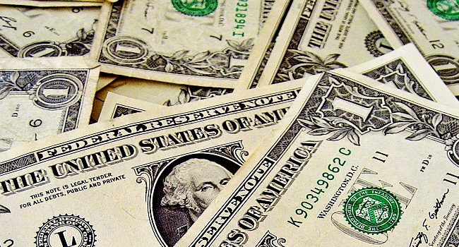 Dolar je oslabio nakon sto je broj otvorenih radnih mesta u Americi pao u avgustu